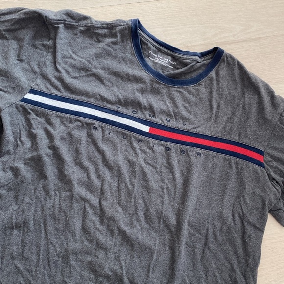 Vintage Tommy Hilfiger Tee - XL Cropped - Picture 2 of 5